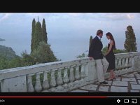 JB 01  Dans "Rien que pour vos yeux" en 1981, Roger Moore et Carole Bouquet