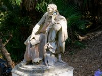 P1010331 DXO modif copie  Dans le parc, la statue de François Joseph téléphonant à James Bond :-)